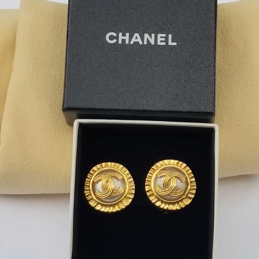 Gorgeous Authentic Vintage Chanel Cc Faux Pearl And Gold Earrings